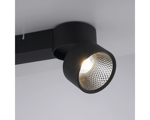 Schwarzer LED-Deckenspot an einer Schiene