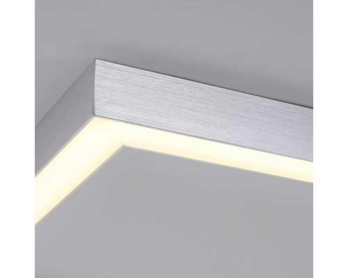 Detailaufnahme einer quadratischen Deckenleuchte mit Aluminiumrahmen