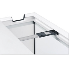 Detailansicht eines Fensterrahmens mit integriertem Insektenschutzgitter