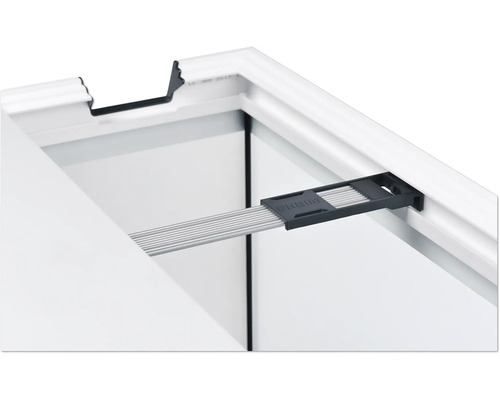 Detailansicht eines Fensterrahmens mit integriertem Insektenschutzgitter