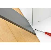 Detailansicht der Montage eines Möbelstücks mit Schrauben und Schraubenzieher