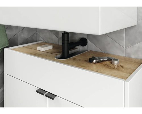 Gros plan d''un meuble sous-lavabo avec robinetterie, savon et produits cosmétiques dans la salle de bains