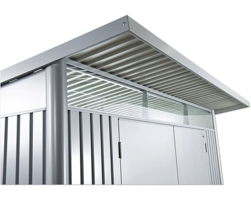 Detailansicht eines Gerätehauses mit Metalldach und Metallverkleidung