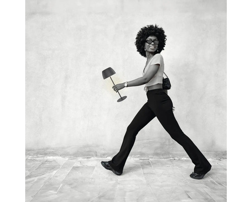 Frau mit Tischleuchte im dekorativen Stil