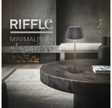 Tischleuchte auf einem Tisch in einem Wohnzimmer