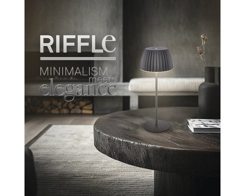 Tischleuchte auf einem Tisch in einem Wohnzimmer