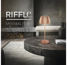 Dekorative Tischleuchte auf einem Tisch in einem Wohnzimmer.