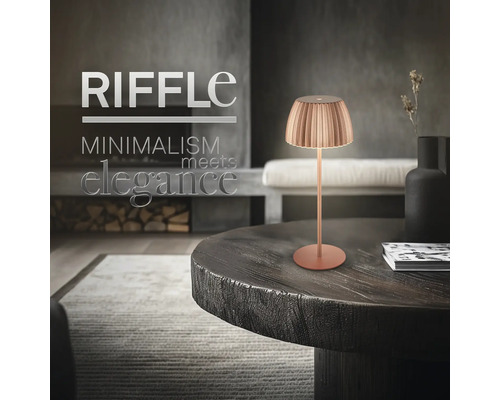 Dekorative Tischleuchte auf einem Tisch in einem Wohnzimmer.