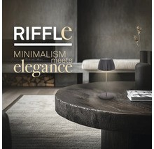 Dekorative Tischleuchte auf einem Tisch in einem Wohnzimmer