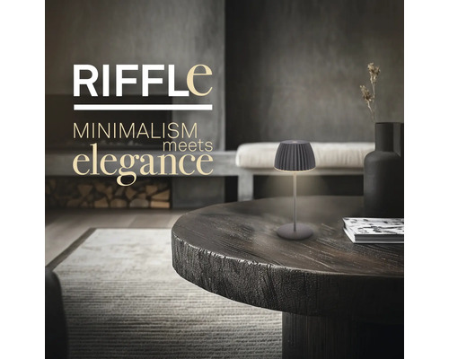 Dekorative Tischleuchte auf einem Tisch in einem Wohnzimmer