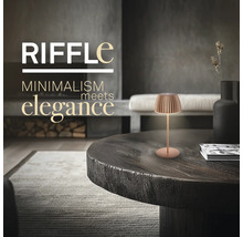 Dekorative Tischleuchte auf einem Tisch im Wohnzimmer