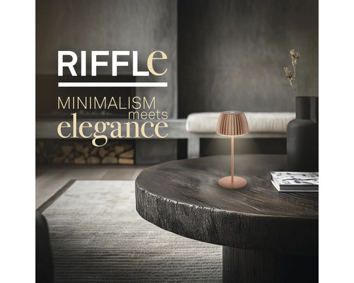 Dekorative Tischleuchte auf einem Tisch im Wohnzimmer