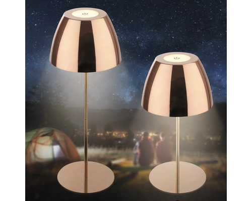 Zwei kabellose Tischleuchten mit Lampenschirm und rundem Sockel stehen im Freien vor einem Zelt.