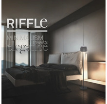 Schlafzimmer mit Doppelbett und Stehlampe