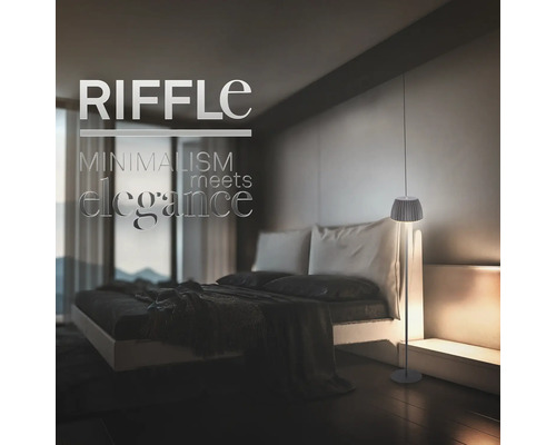 Schlafzimmer mit Doppelbett und Stehlampe