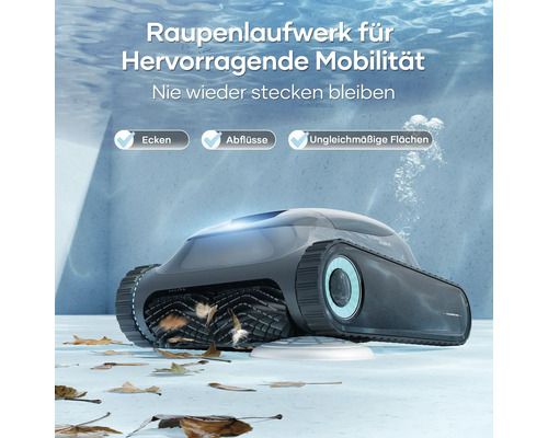 Poolreinigungsroboter mit Raupenantrieb im Wasser mit Blättern auf dem Beckenboden.