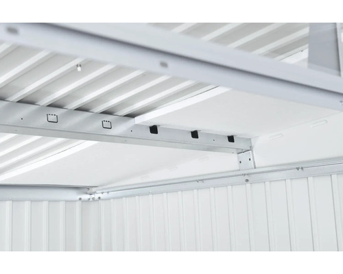 Vue détaillée de l''abri de jardin métallique avec structure de toit