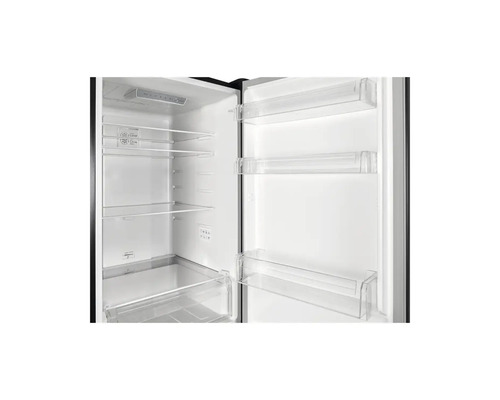 Intérieur d''un réfrigérateur avec des étagères et des compartiments de porte