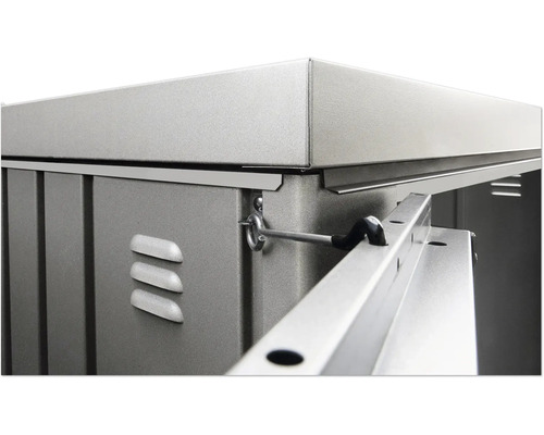 Detailansicht eines Metallgerätehauses mit Belüftungsöffnungen und Verriegelungsmechanismus