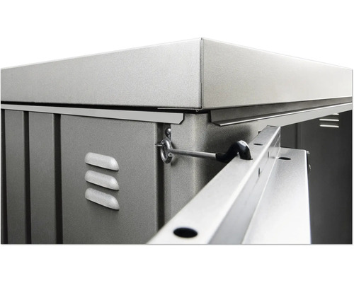 Vue détaillée d''une armoire à outils métallique avec ouvertures de ventilation et mécanisme de fermeture.