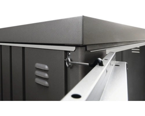 Vue détaillée d''une armoire à outils avec fentes d''aération et verrouillage