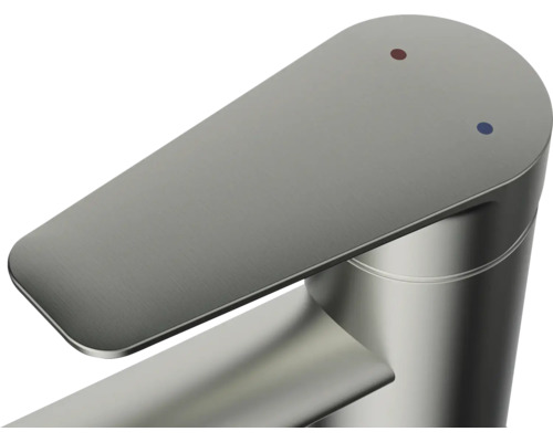 Robinet en métal avec marquages pour eau froide et eau chaude