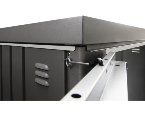 Vue détaillée d''une armoire à outils en métal avec fentes d''aération et loquet de porte