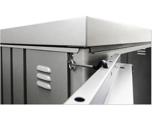 Detailansicht eines Gerätehauses aus Metall mit Lüftungsschlitzen und Verriegelungsmechanismus