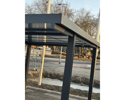 Abribus avec cadre en métal et toit transparent