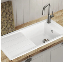 Évier de cuisine avec égouttoir et robinet sur un plan de travail