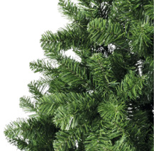 Gros plan d''un sapin de Noël artificiel avec des aiguilles vertes