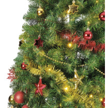 Vue détaillée d''un sapin de Noël décoré avec des boules, des étoiles, des guirlandes et une guirlande lumineuse