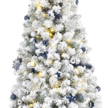 Sapin de Noël décoré et enneigé avec des boules et des lumières