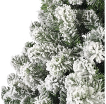 Gros plan sur un sapin de Noël artificiel enneigé