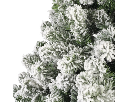 Gros plan sur un sapin de Noël artificiel enneigé