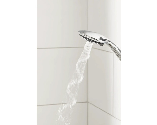 Pomme de douche avec jet d''eau sur fond de carreaux blancs