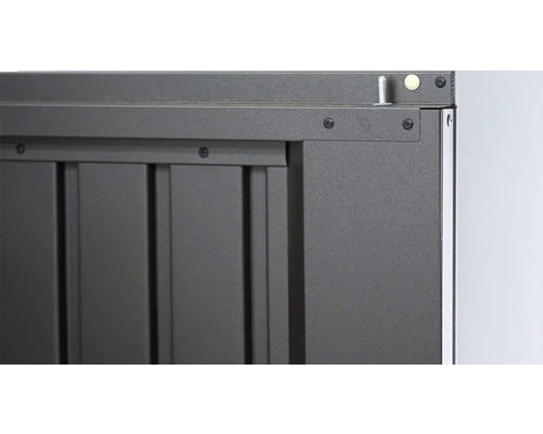 Vue détaillée d''un portail de jardin gris avec ferrures