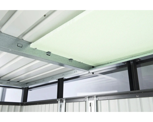 Innenansicht eines Gartenhauses mit Metalldach und Dämmplatten