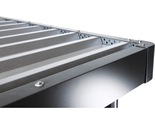 Gros plan d''une construction métallique avec vis et tôles perforées