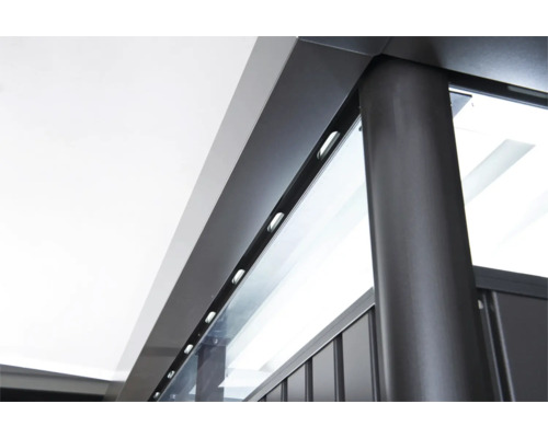 Vue détaillée d''un abri de voiture métallique avec toit en verre