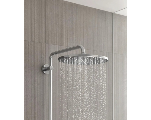 Pomme de douche apparente avec jet d''eau devant des carreaux muraux