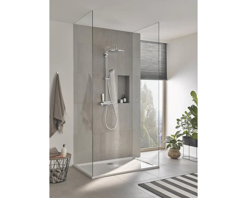 Salle de bains avec douche à l''italienne, robinetterie de douche et paroi en verre