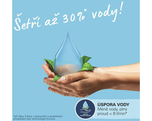 Concept d''économie d''eau avec goutte d''eau dans les mains