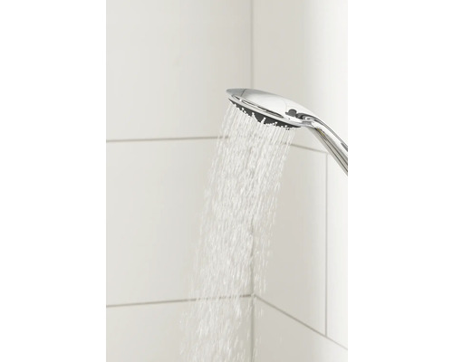 Handbrause mit fließendem Wasser vor weiss gefliester Wand