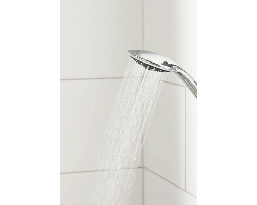 Handbrause mit laufendem Wasser vor weissem Hintergrund