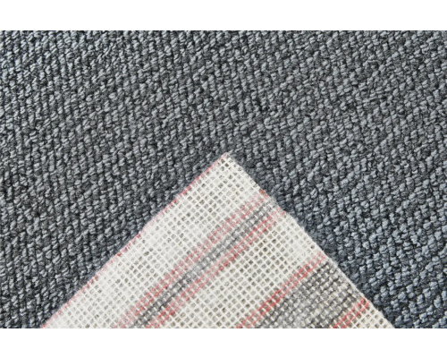 Detailansicht eines grauen Teppichbodens mit textilem Rücken