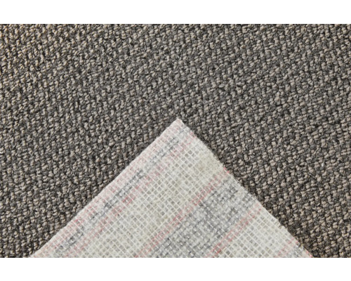 Nahaufnahme eines grauen Teppichbodens mit Textilrücken