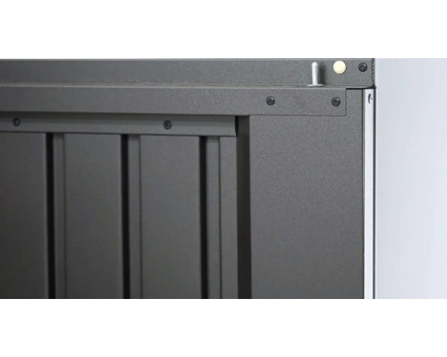 Vue détaillée d''une armoire de jardin en métal avec vis