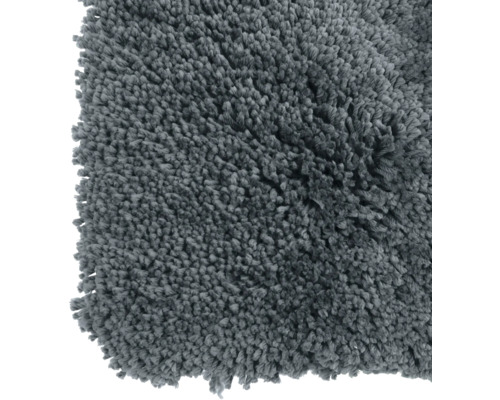 Detailansicht eines grauen Shaggy Teppichs