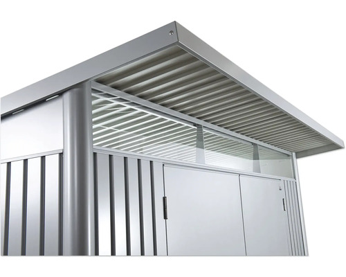 Detailansicht eines Gerätehauses mit Metalldach und vertikalen Wandelementen